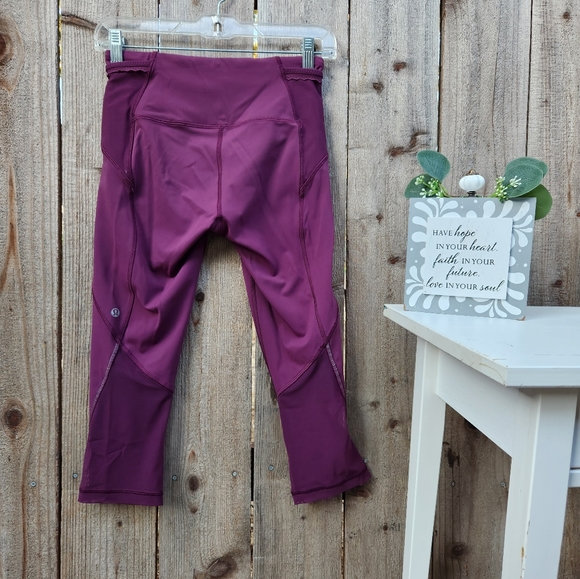 Women's Lululemon Cropped Capri Leggings Size 4 - Picture 4 of 8